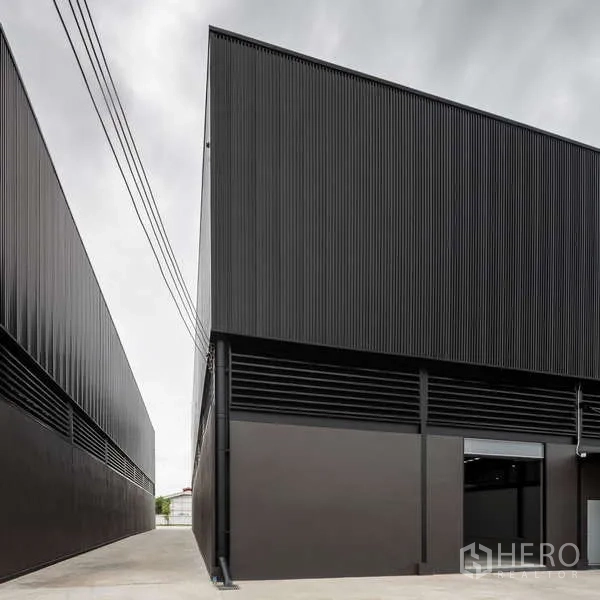 คลังสินค้า ให้เช่า - ทางสัญจรระหว่างอาคารโกดังทรงโมเดิร์นกรุผนังเมทัลชีท พร้อมประตูม้วนด้านข้าง