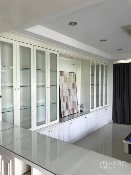 บ้าน ขายในWang Thonglang, Bangkok - ตู้โชว์บานกระจกสีขาวแบบบิลท์อินเต็มผนัง