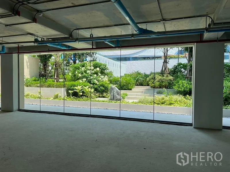 零售空间 出租在Pathum Wan, Bangkok - 店内玻璃门面，可观花园并设入口门。