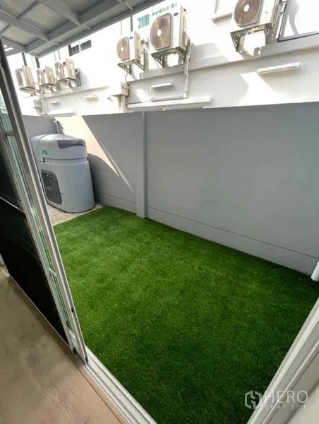 ทาวน์เฮาส์ ให้เช่าในPrawet, Bangkok - ลานส่วนตัวปูหญ้าเทียม เข้าถึงได้ผ่านประตูกระจกบานเลื่อน.