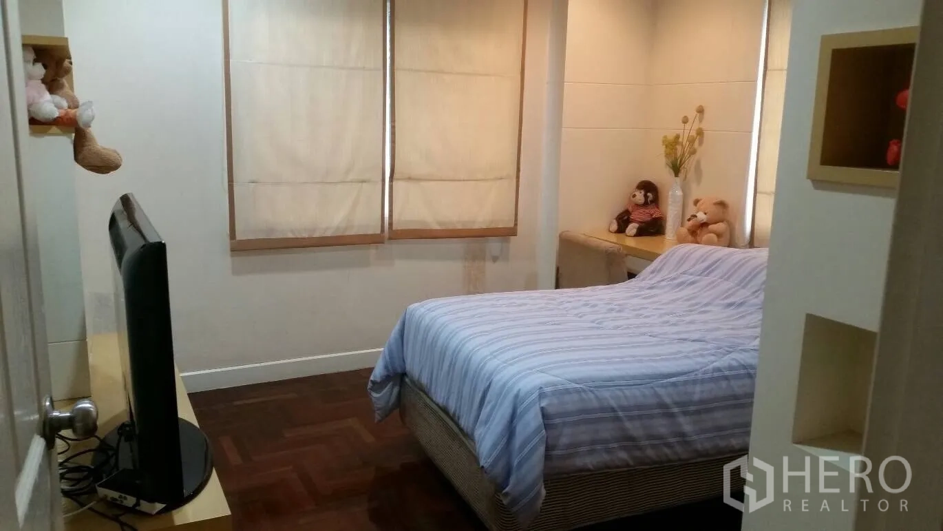 บ้าน ให้เช่าในLat Krabang, Bangkok - ห้องนอนรอง เตียงคู่ โต๊ะวางทีวี และม่านกันแสง