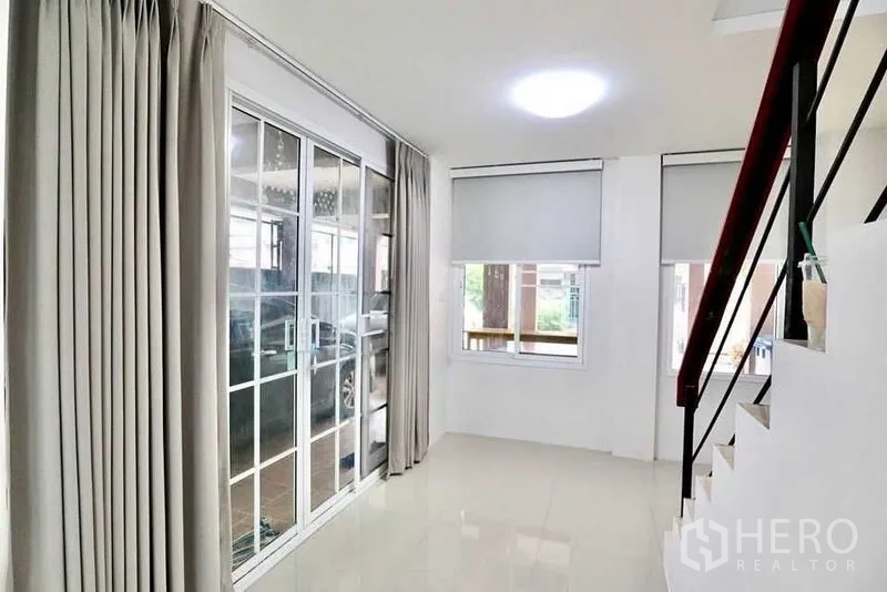 Home Office for rent in Bang Sue, Bangkok - Stair landing area with sliding glass doors, window blinds and polished floors.