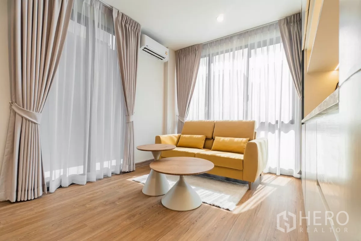 บ้าน ให้เช่าหรือขายในPrawet, Bangkok - ห้องพักผ่อนชั้นบน โซฟาสีเหลือง โต๊ะกลางคู่ และผ้าม่านโปร่ง