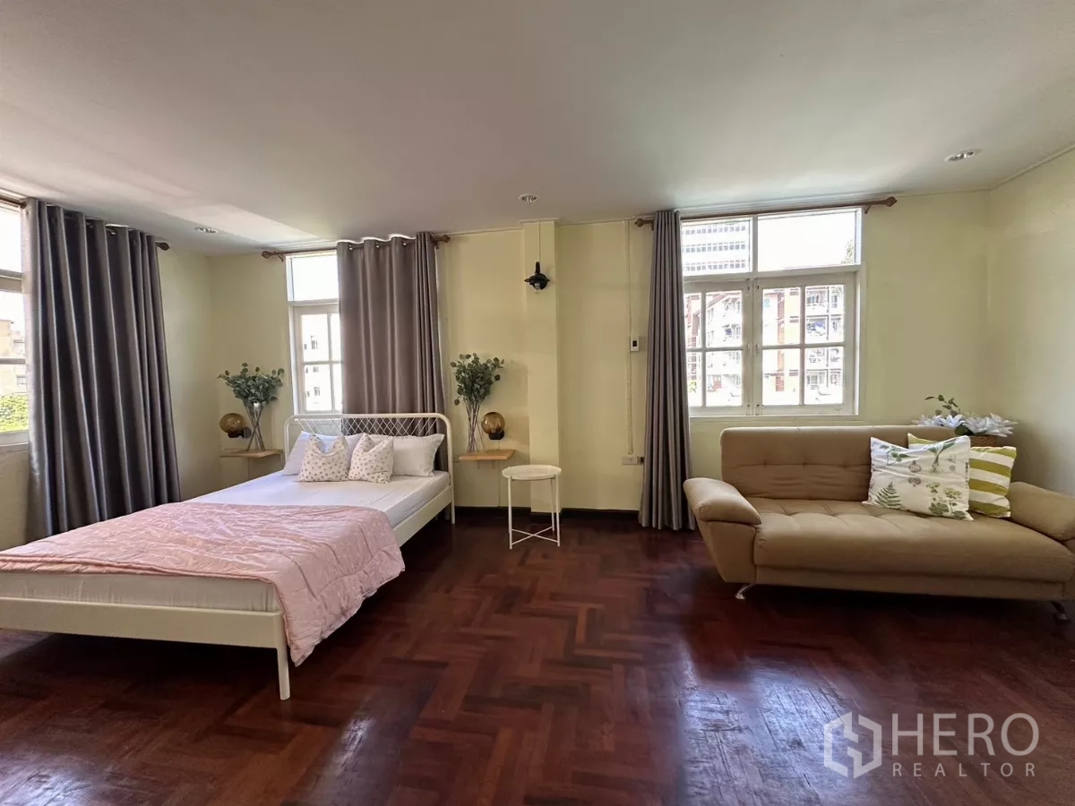 สำนักงานที่บ้าน ให้เช่าในSuan Luang, Bangkok - ห้องนอนมุมกว้าง มีโซฟา หน้าต่างรอบด้าน และพื้นปาร์เกต์