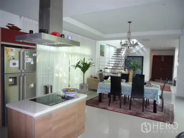 บ้าน ให้เช่าในKhan Na Yao, Bangkok - โถงรับแขกแบบเปิดโล่ง เชื่อมพื้นที่ทานอาหาร ครัวไอแลนด์ และบันไดโมเดิร์น