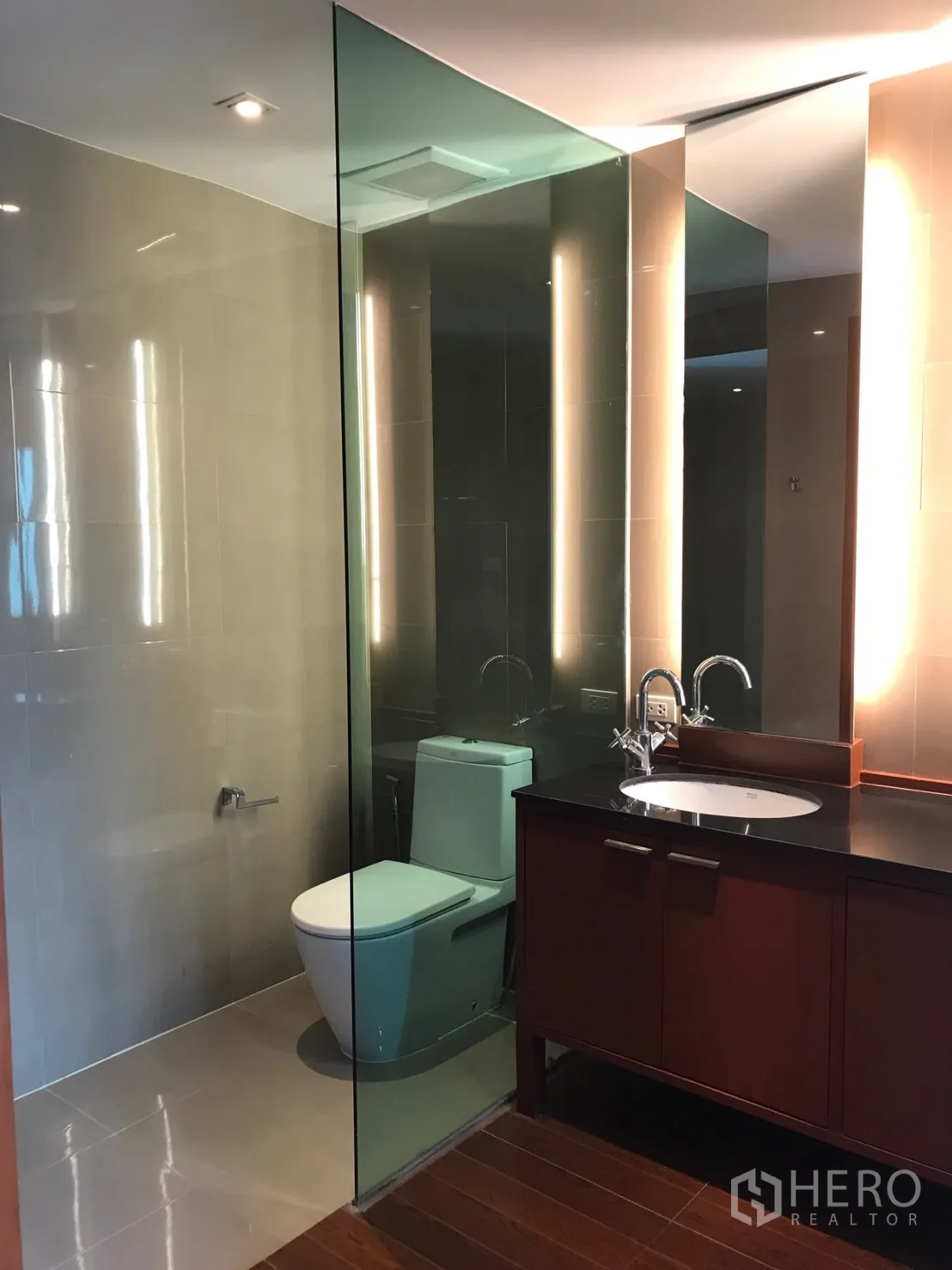 带办公室的家 出租在Watthana, Bangkok - 带玻璃隔断的浴室，背光镜与时尚洁具。