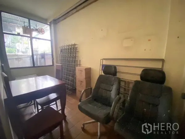 零售空间 出租在Watthana, Bangkok - 带窗小房间，配桌椅，适合作为办公室或会议室