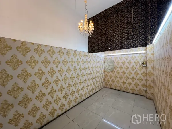 อาคารพาณิชย์ ให้เช่าในKhlong Toei, Bangkok - ห้องขนาดเล็ก วอลเปเปอร์ลายดามาสก์สีทอง โคมระย้า พื้นกระเบื้องเงา