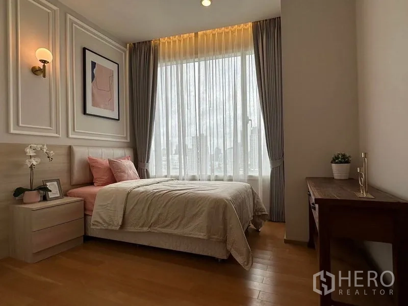 คอนโด ให้เช่าในWatthana, Bangkok - ห้องนอนรองหันสู่หน้าต่างสูง ผ้าม่านโปร่ง และพื้นไม้โทนอุ่น