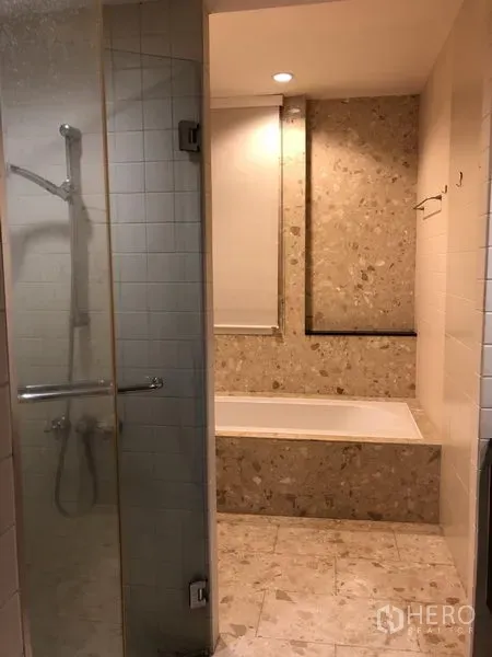 บ้าน ให้เช่าในWang Thonglang, Bangkok - ห้องน้ำพร้อมตู้กระจกอาบน้ำและอ่างอาบน้ำแบบบิวท์อิน กรุหิน