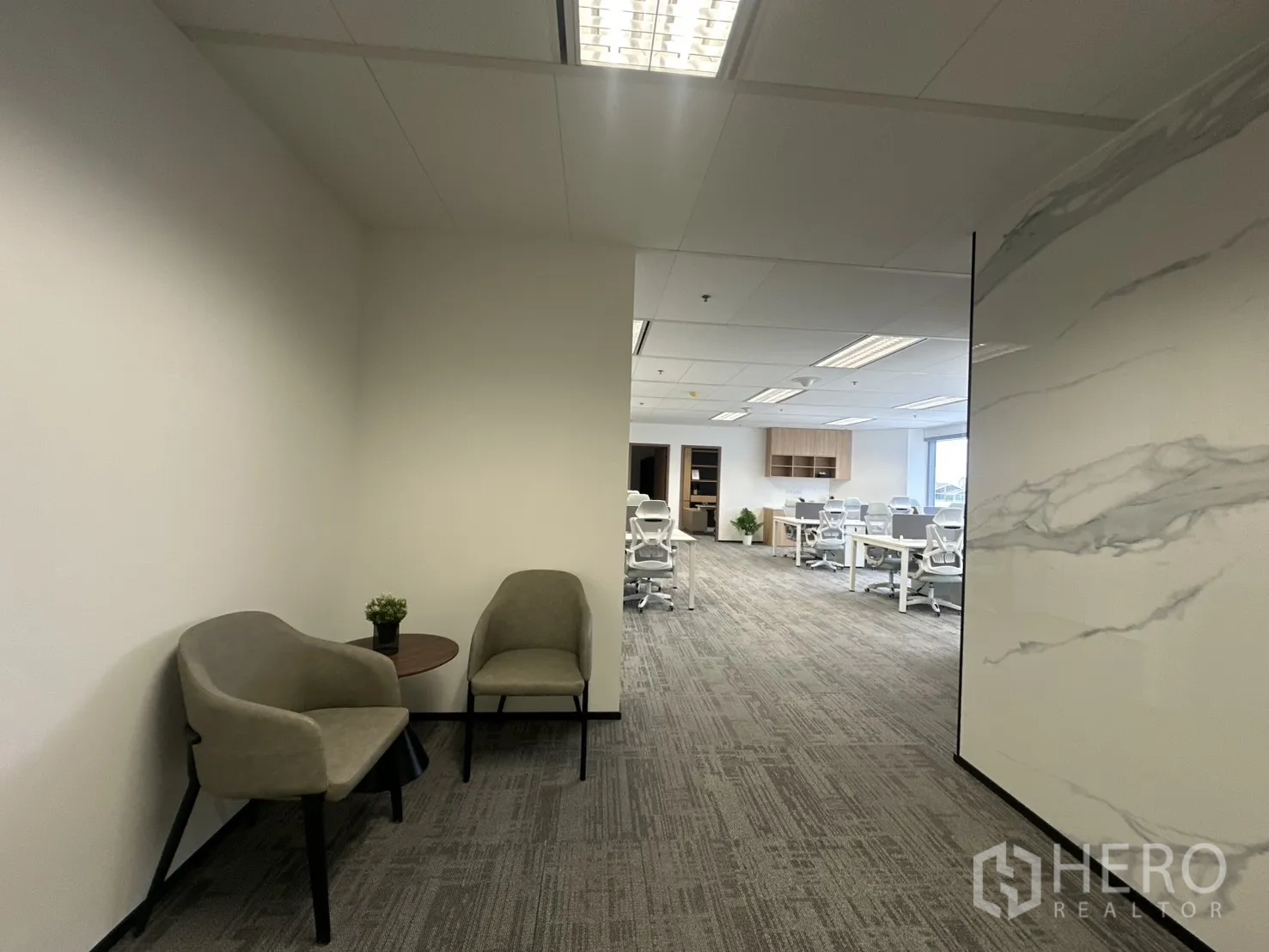 办公室 for rent in Pathum Wan, Bangkok - 等候角落配两把椅子与小圆几，邻近办公区。