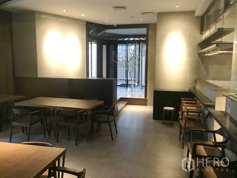 零售空间 出租在Khlong Toei, Bangkok - 极简风开放就餐区，配有桌椅与重点照明