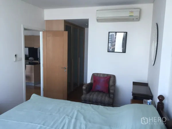 คอนโด ให้เช่าในWatthana, Bangkok - ห้องนอนอบอุ่นพร้อมแอร์ เก้าอี้นั่ง และตู้เสื้อผ้าบิลท์อิน