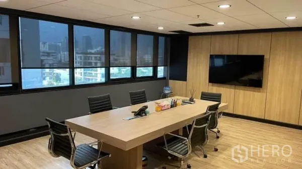 สำนักงาน ให้เช่าในKhlong Toei, Bangkok - ห้องประชุมสไตล์โมเดิร์น โต๊ะไม้ เก้าอี้หนัง จอทีวี และหน้าต่างวิวเมือง