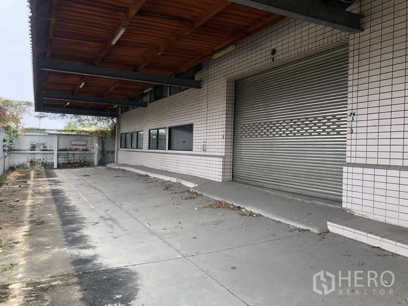 工厂 出租在Prawet, Bangkok - 装卸月台，卷帘门及大遮篷