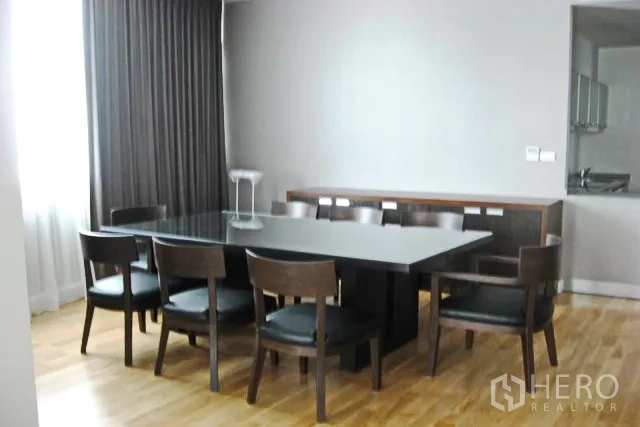 คอนโด ขายในKhlong Toei, Bangkok - ห้องทานอาหาร 8 ที่นั่ง โต๊ะสีเข้ม ตู้ลิ้นชัก ริมครัวแบบกึ่งปิด