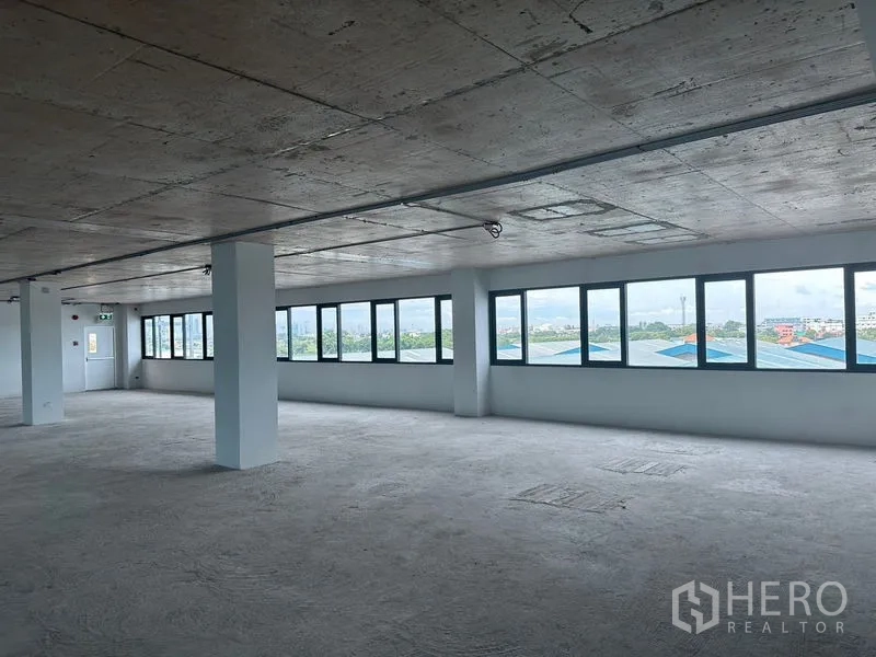 สำนักงาน ให้เช่าในBang Phli, Samut Prakan - พื้นที่ทำงานสว่าง หน้าต่างแนวยาวหนึ่งด้าน เสาคอนกรีตและเพดานคอนกรีตเปลือย