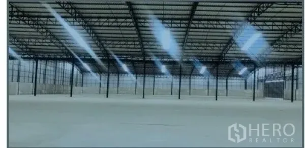 货栈 出租在Chon Buri - 宽敞仓库地面，钢柱网格与多处天窗，光滑混凝土地坪。