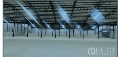 货栈 出租在Chon Buri - 宽敞仓库地面，钢柱网格与多处天窗，光滑混凝土地坪。