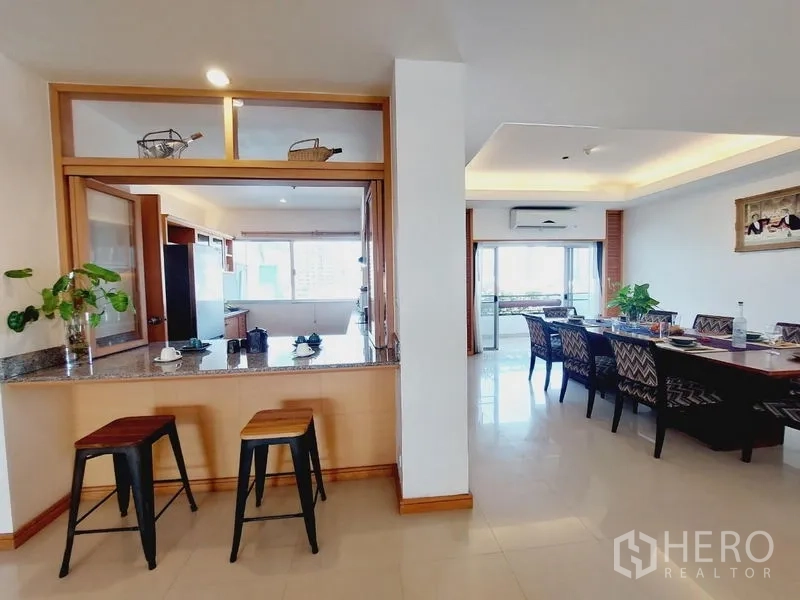 อพาร์ทเมนท์ ให้เช่า - เคาน์เตอร์บาร์เชื่อมครัวกับพื้นที่รับประทานอาหารและนั่งเล่นที่สว่าง โปร่ง