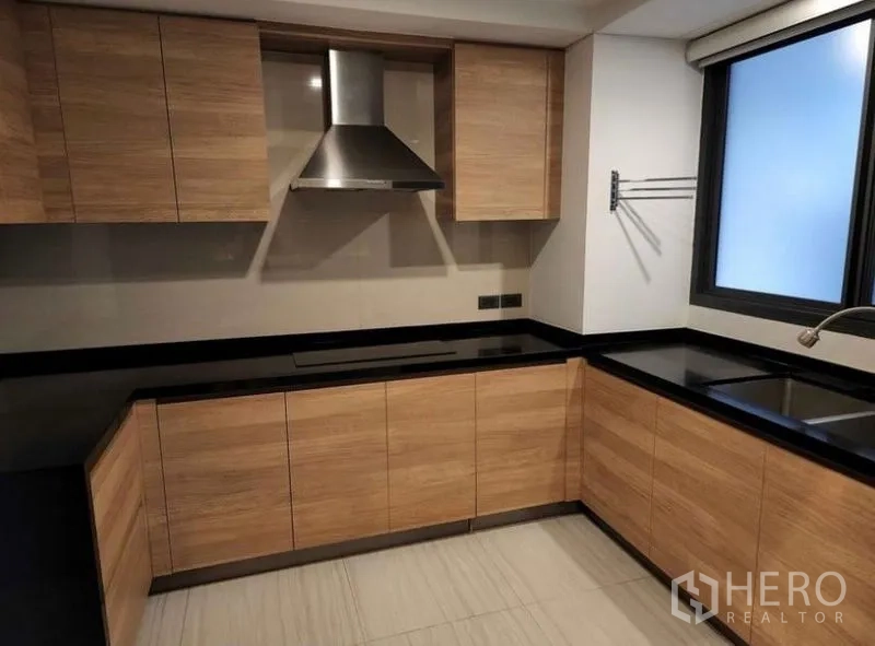 ทาวน์เฮาส์ ขายในYan Nawa, Bangkok - ครัวรูปตัวยู ตู้ไม้ ท็อปหินสีดำ อ่างล้างจานคู่ และเครื่องดูดควัน.