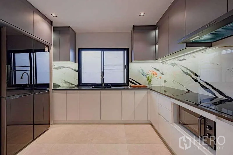 บ้าน ให้เช่าหรือขายในPhra Khanong, Bangkok - ครัวตะวันตกทันสมัย แผงกันเปื้อนลายหินอ่อน และเครื่องใช้ครบ
