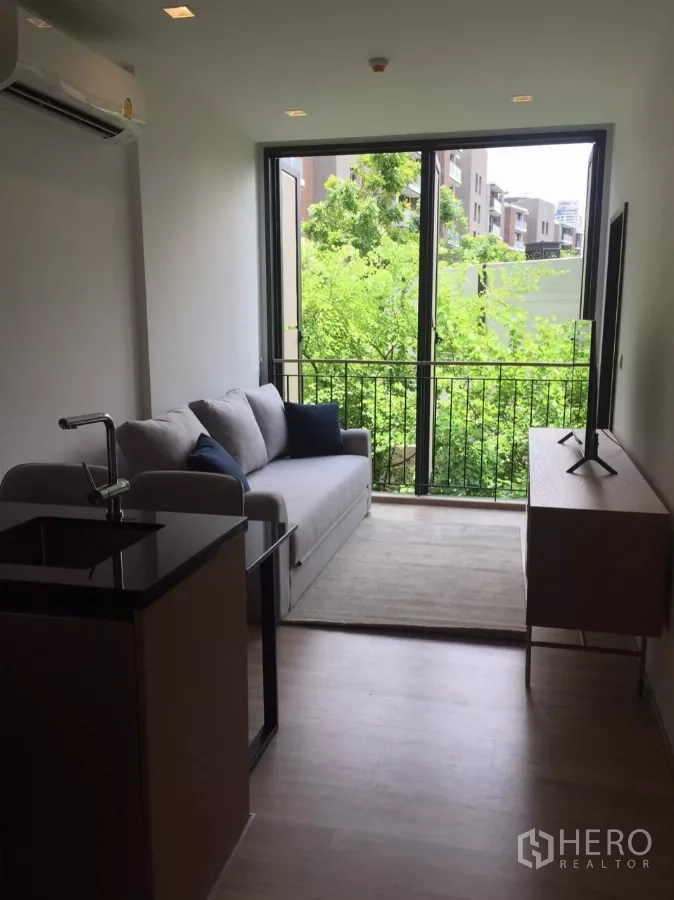 คอนโด ให้เช่าในWatthana, Bangkok - ห้องนั่งเล่นสว่าง เปิดออกระเบียงกระจก มุมมองสวนร่มรื่น