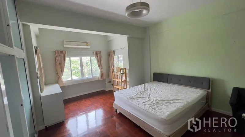 ทาวน์เฮาส์ ให้เช่าหรือขายในKhlong Toei, Bangkok - ห้องนอนกว้าง มีหน้าต่างขนาดใหญ่ เครื่องปรับอากาศ และพื้นไม้เงางาม