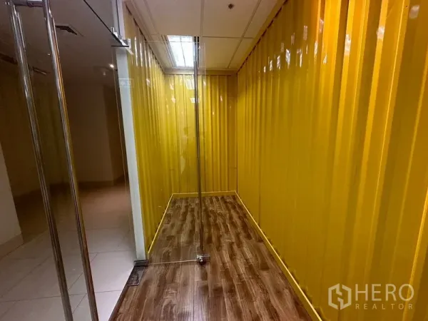 สำนักงาน ให้เช่าในChatuchak, Bangkok - ทางเดินแคบกรุแผ่นผนังสีเหลืองเงา พร้อมประตูกระจกไร้กรอบ