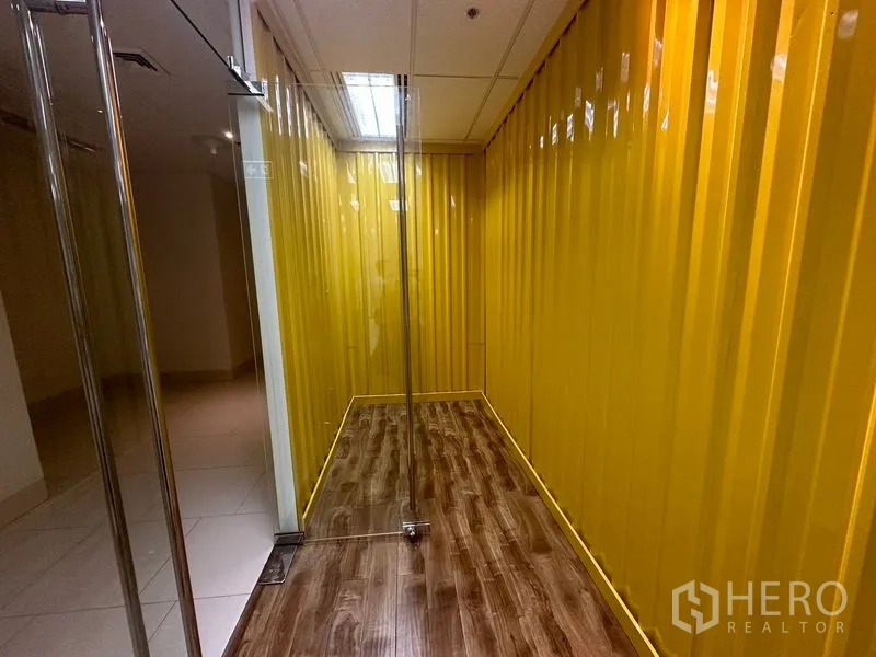 สำนักงาน ให้เช่าในChatuchak, Bangkok - ทางเดินแคบกรุแผ่นผนังสีเหลืองเงา พร้อมประตูกระจกไร้กรอบ