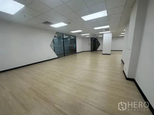 สำนักงาน ให้เช่าในChatuchak, Bangkok - ภายในสำนักงานมีผนังกระจกสูงจรดเพดานและช่องกระจกทรงเหลี่ยมดีไซน์พิเศษ