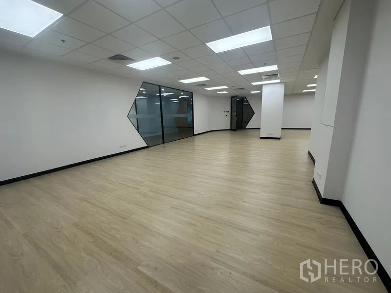 สำนักงาน ให้เช่าในChatuchak, Bangkok - ภายในสำนักงานมีผนังกระจกสูงจรดเพดานและช่องกระจกทรงเหลี่ยมดีไซน์พิเศษ