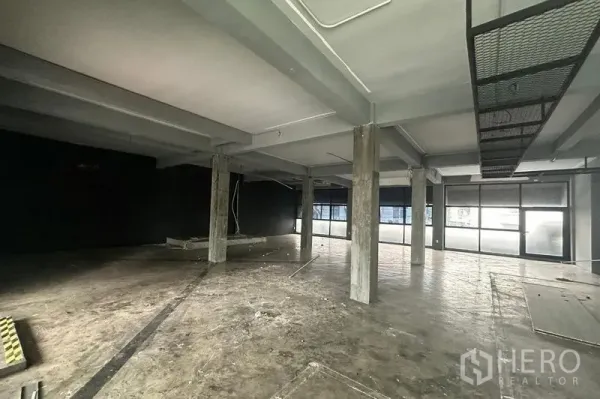 พื้นที่ขายปลีก ให้เช่า - สไตล์ลอฟต์ มีเสาหลายต้น กระจกฝ้าและหน้าร้านบานกว้าง