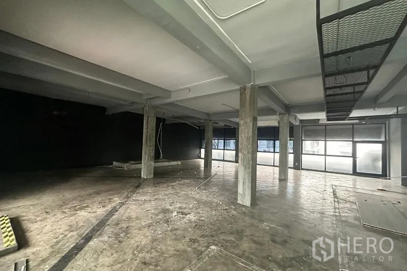 พื้นที่ขายปลีก ให้เช่า - สไตล์ลอฟต์ มีเสาหลายต้น กระจกฝ้าและหน้าร้านบานกว้าง