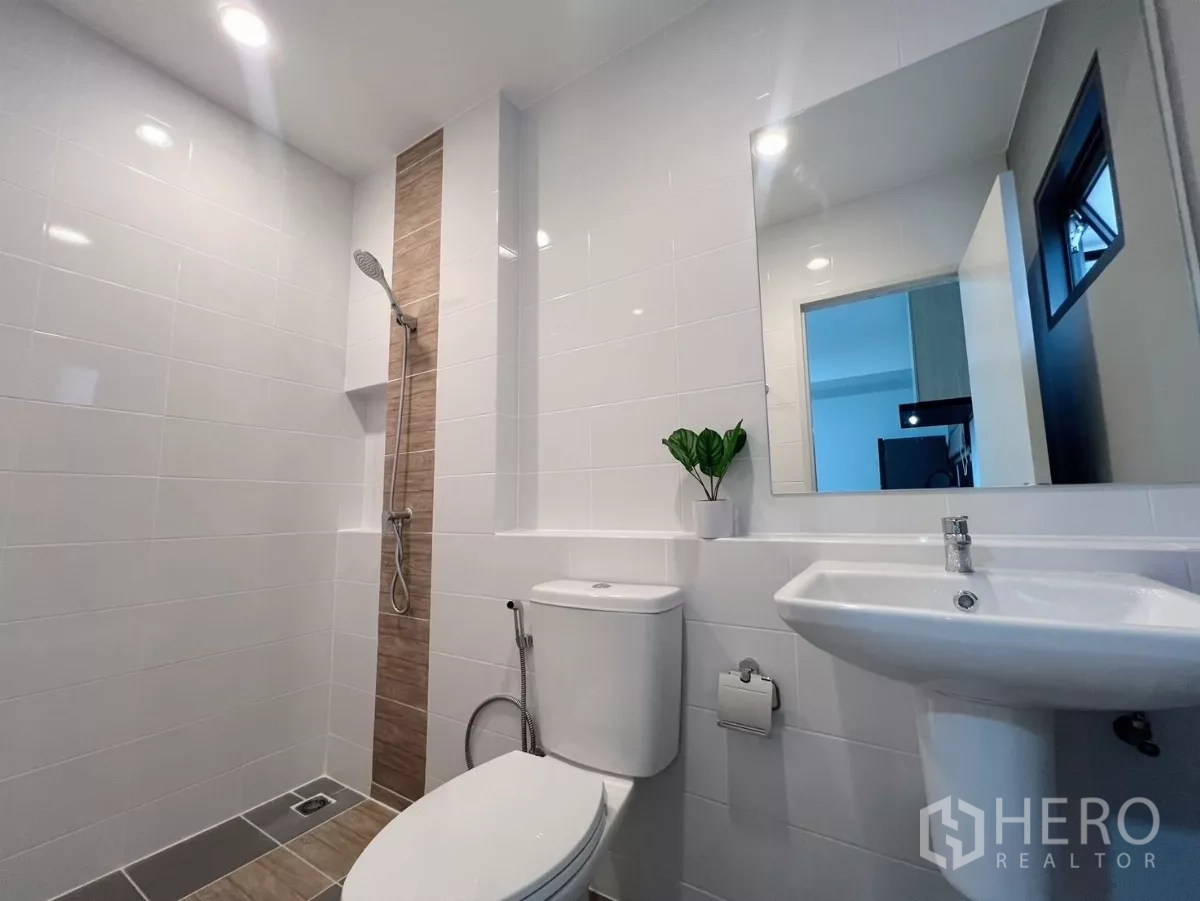 ทาวน์เฮาส์ ให้เช่าในBang Phli, Samut Prakan - ห้องน้ำสว่าง มีโซนอาบน้ำ อ่างล้างหน้า และกระจกบานใหญ่