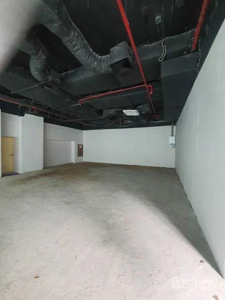 零售空间 出租在Bang Rak, Bangkok - 开放式零售空间，毛坯状态，带通风管道与白色墙面。