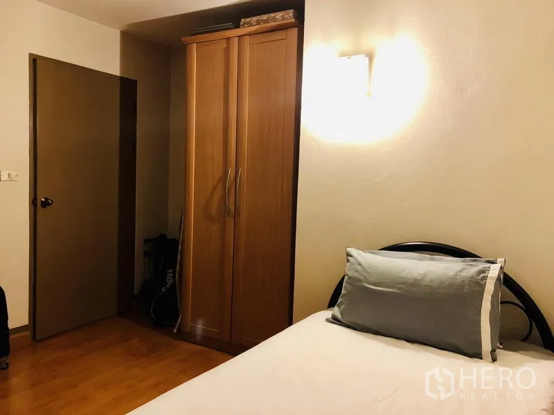 คอนโด ให้เช่าในPathum Wan, Bangkok - ห้องนอนรองมีเตียงเดี่ยว ตู้เสื้อผ้าไม้ และไฟติดผนัง