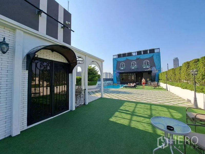 พื้นที่ขายปลีก ให้เช่าในWatthana, Bangkok - คอร์ตยาร์ดโล่งพร้อมสนามหญ้าเชื่อมไปยังอาคารริมสระและซันเด็ค