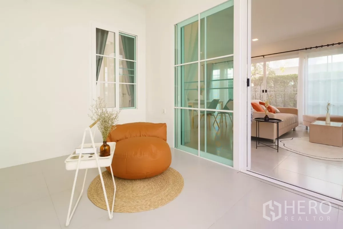 Detached House for rent in Bang Phli, Samut Prakan - Covered terrace with sliding glass doors connecting to the living room.