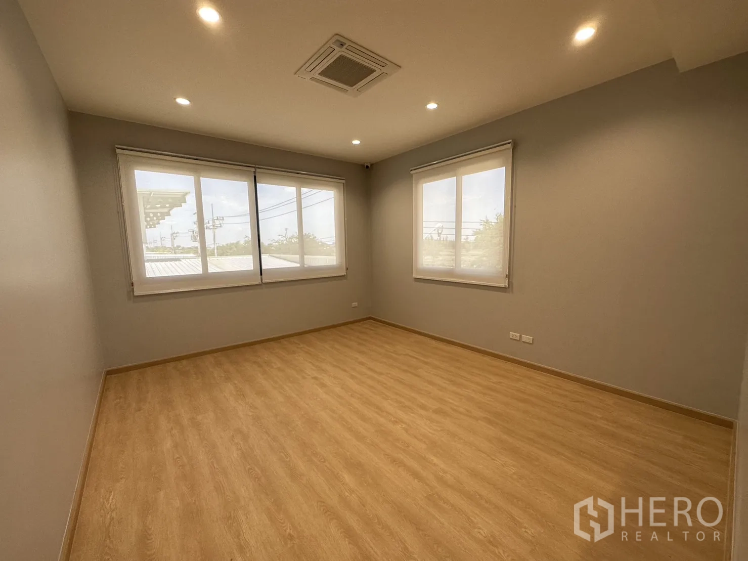 โรงงาน ขายในLam Luk Ka, Pathum Thani - ออฟฟิศชั้นบนสว่าง พื้นลามิเนตลายไม้และหน้าต่างบานกว้าง.