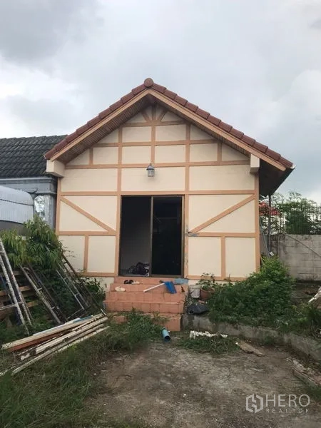 บ้าน ให้เช่าในMin Buri, Bangkok - เรือนแยกหลังเล็กทรงจั่ว พร้อมขั้นบันไดและสวนโดยรอบ