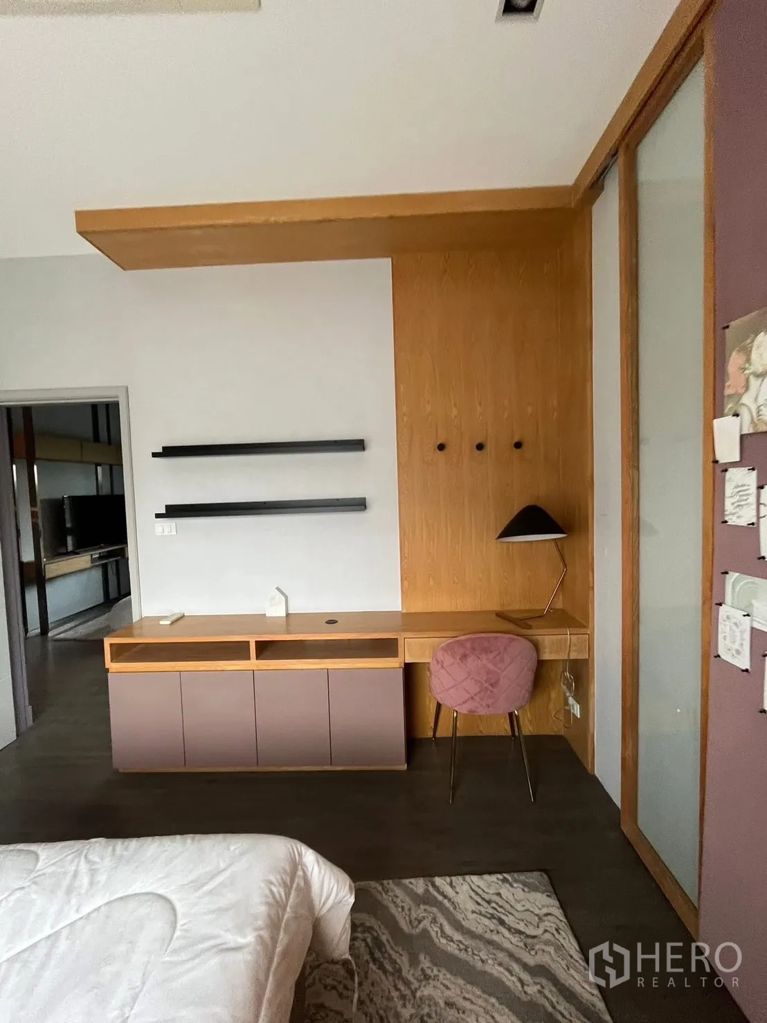 独栋房屋 for rent or sale in Bueng Kum, Bangkok - 卧室配内置书桌、搁板、台灯与软包椅。