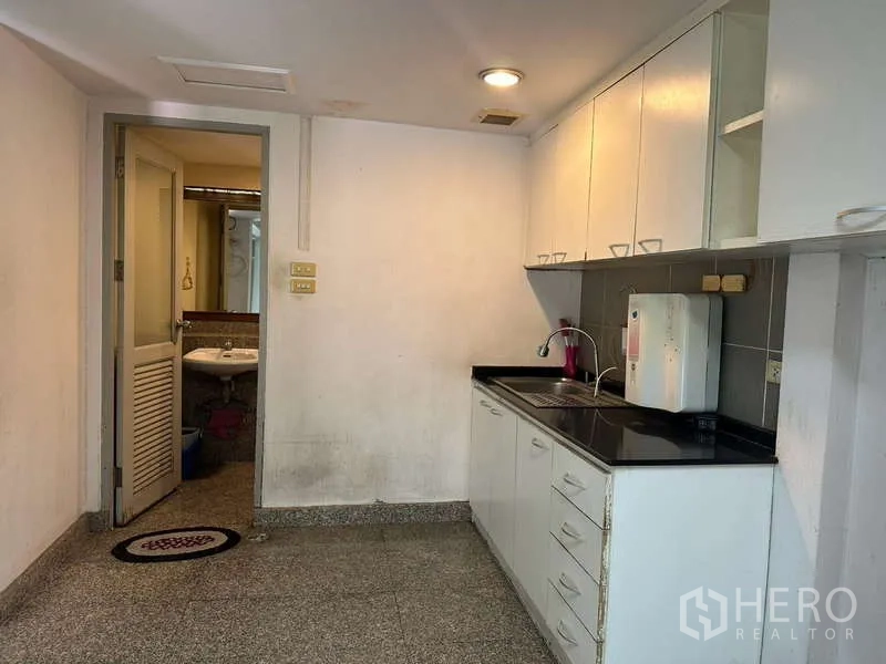 อาคารพาณิชย์ ให้เช่าในKhlong Toei, Bangkok - แพนทรีพร้อมตู้เก็บของสีขาว ท็อปสีดำและซิงก์