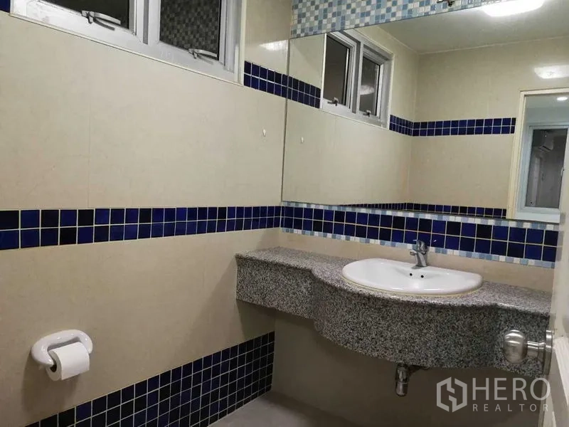 สำนักงานที่บ้าน ให้เช่าในKhlong Toei, Bangkok - ห้องน้ำกระจกยาว เคาน์เตอร์หินแกรนิต แต่งโมเสกสีน้ำเงิน