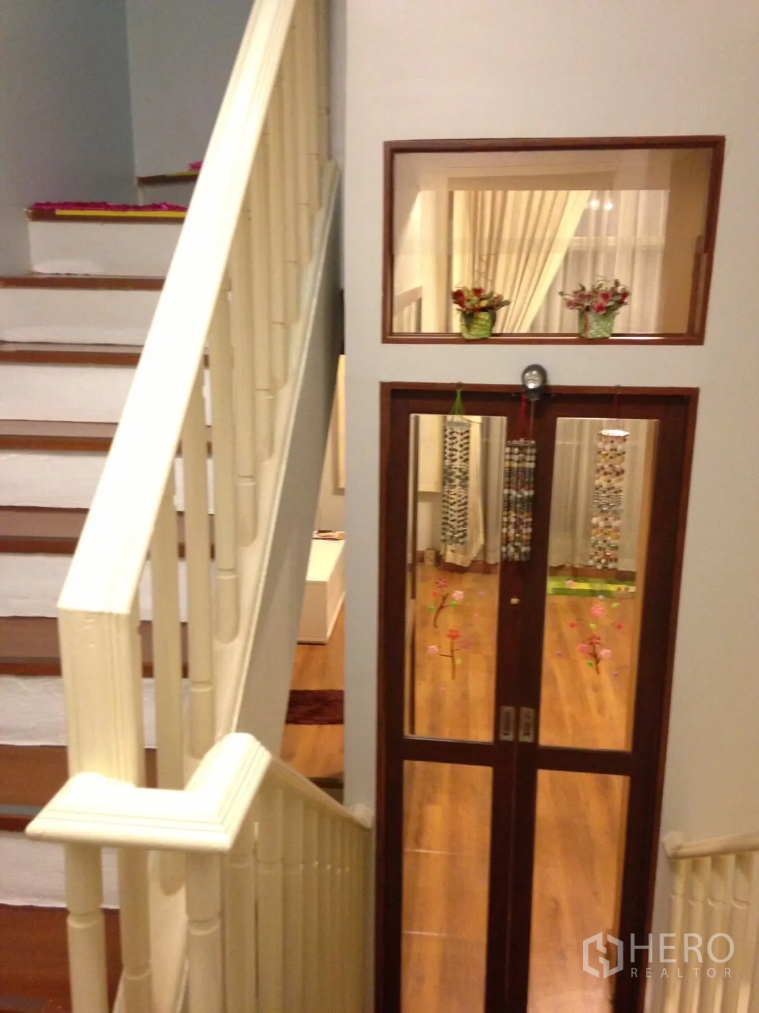 ทาวน์เฮาส์ ให้เช่าในWang Thonglang, Bangkok - โถงบันได ราวบันไดสีขาว ขั้นไม้ และประตูกระจกบานเลื่อน