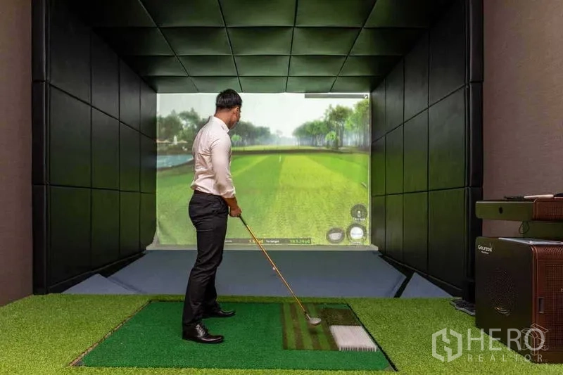 公寓 出租在Watthana, Bangkok - 室内高尔夫模拟室，投影屏与草坪地垫