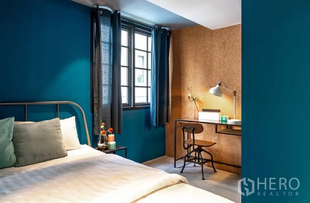 ทาวน์เฮาส์ for rent in Watthana, Bangkok - ห้องนอนอีกห้องพร้อมโต๊ะทำงาน ผนังคอร์กและหน้าต่างกรอบดำ