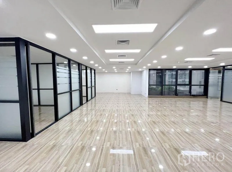 办公空间 出租在Phaya Thai, Bangkok - 宽阔开放式办公室，线性LED灯，整侧设全景窗。