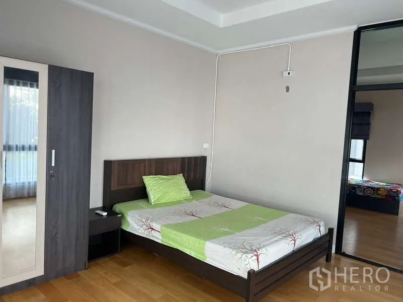 独立式住宅 出租或出售在Prawet, Bangkok - 次卧，双人床、衣柜与木地板