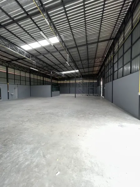 工厂 出租在Khlong Luang, Pathum Thani - 宽阔的生产空间，墙体设有采光与通风板。